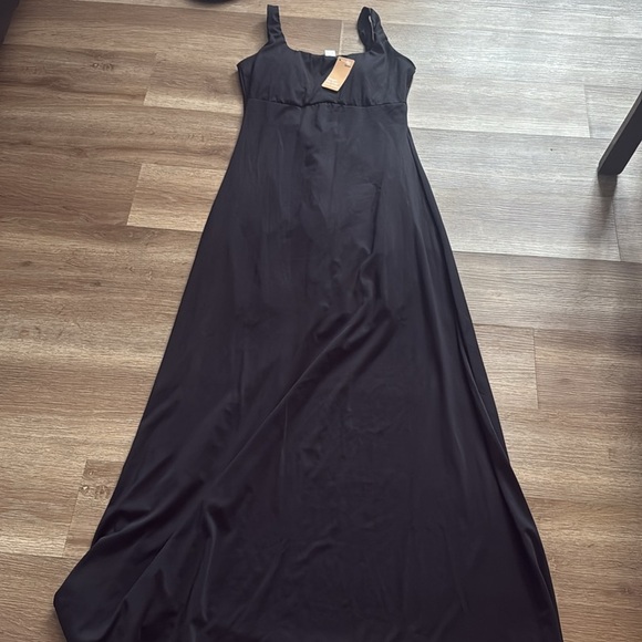 Elegant Black Maxi Dress - Picture 2 of 6